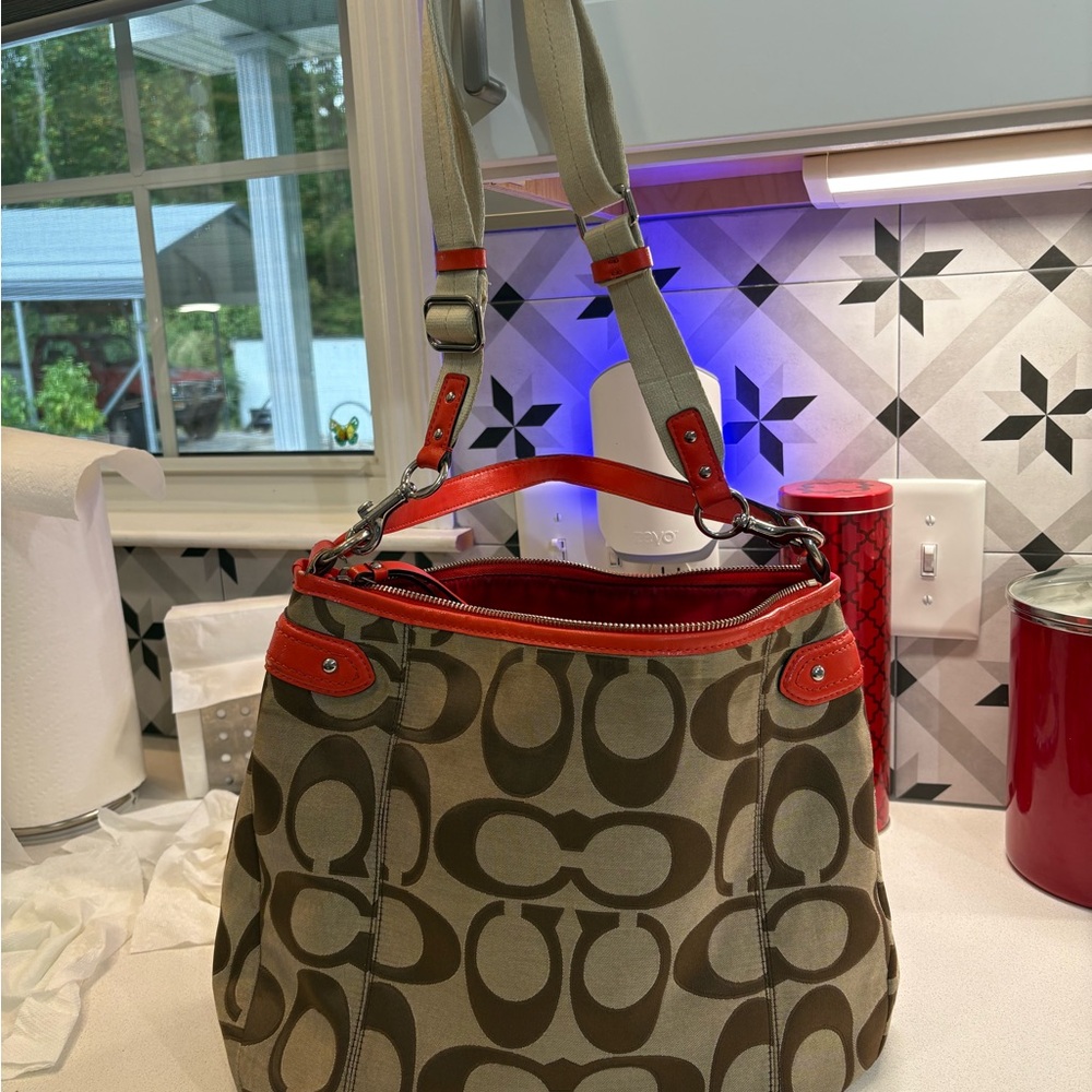 Coach Signature Shoulder Bag in Tan and Orange with detachable shoulder strap - Picture 2 of 5